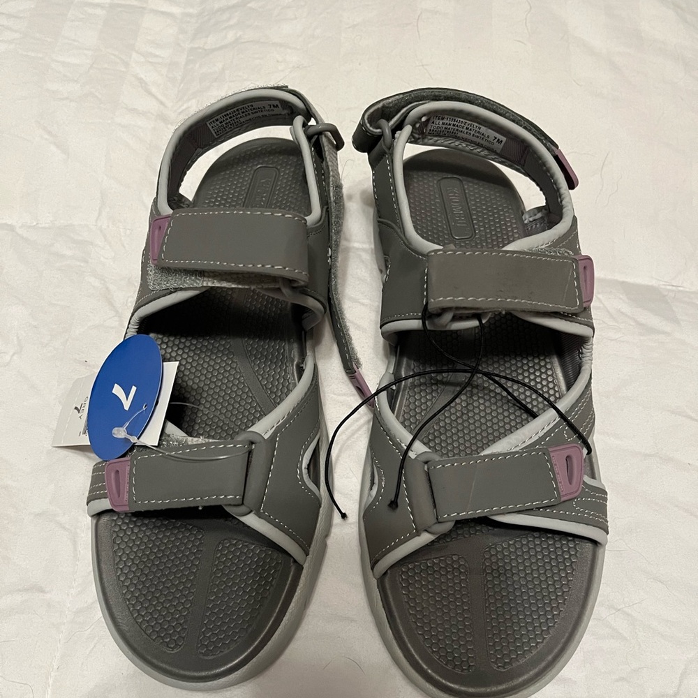 Brand New Khombu size 7 sandals